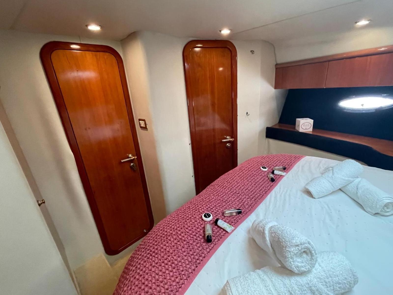 Boat Accommodation Ltd Torquay Exteriör bild